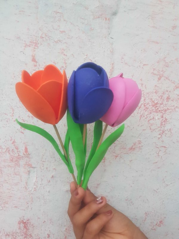 Ramo de tulipán color naranja, azul y rosado
