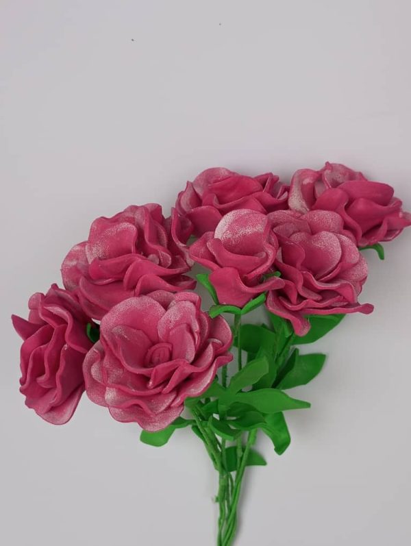 un ramo de rosas rosadas con bordes blancos