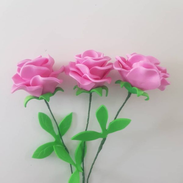 ramo de 3 rosas rosadas, tallos verdes y hojas